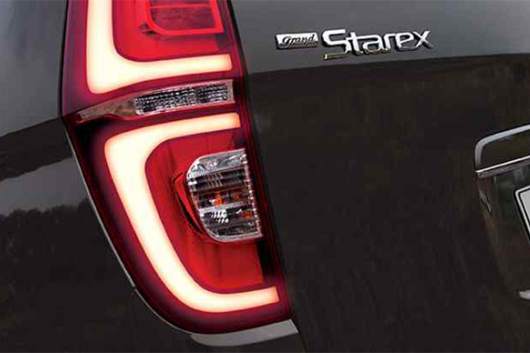 Hãng xe ôtô Hyundai đã nâng phần nắp ca-pô của xe cao hơn đôi chút để giảm tác động tới khách bộ hành trong trường hợp xảy ra va chạm. Trong khi đó ở phía sau không có nhiều thay đổi, đáng chú ý nhất là cụm đèn hậu được chuyển sang đèn LED cùng vị trí gắn biển số được điều chỉnh.