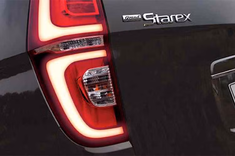 Hãng xe ôtô Hyundai đã nâng phần nắp ca-pô của xe cao hơn đôi chút để giảm tác động tới khách bộ hành trong trường hợp xảy ra va chạm. Trong khi đó ở phía sau không có nhiều thay đổi, đáng chú ý nhất là cụm đèn hậu được chuyển sang đèn LED cùng vị trí gắn biển số được điều chỉnh.