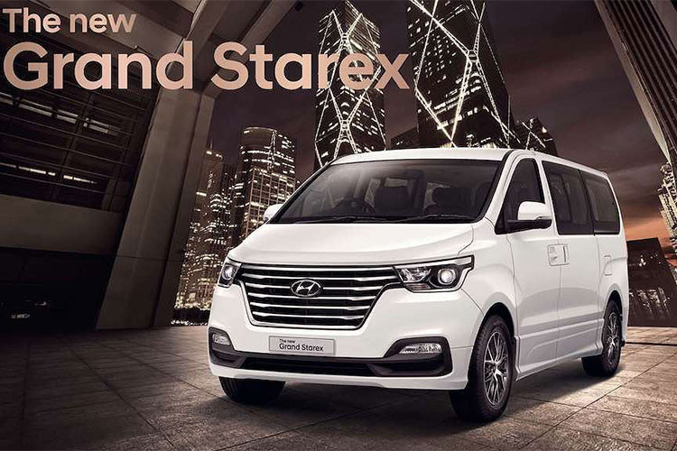 Mẫu xe Hyundai Grand Starex 2019 vừa ra mắt tại thị trường Thái Lan, nơi khá ưa chuộng những dòng xe chở khách cỡ nhỏ. So với phiên bản Starex thường có 11 chỗ ngồi, chiếc Grand Starex mới "sang chảnh" này được hãng xe Hàn Quốc hướng tới đối tượng khách hàng là các gia đình với trang bị 3 hàng ghế sang trọng và nội thất cao cấp.