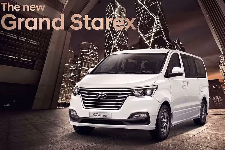 Mẫu xe Hyundai Grand Starex 2019 vừa ra mắt tại thị trường Thái Lan, nơi khá ưa chuộng những dòng xe chở khách cỡ nhỏ. So với phiên bản Starex thường có 11 chỗ ngồi, chiếc Grand Starex mới "sang chảnh" này được hãng xe Hàn Quốc hướng tới đối tượng khách hàng là các gia đình với trang bị 3 hàng ghế sang trọng và nội thất cao cấp.