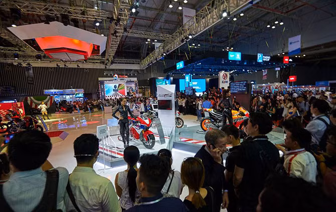 Honda là thương hiệu đầu tiên được giới thiệu tại triển lãm trong ngày khai mạc. Với chủ đề “Ride to the future – Lướt cùng tương lai”. Chủ đề đã nói lên tất cả ý muốn mà thương hiệu này muốn nhắn gửi đến khách tham quan tại đây.