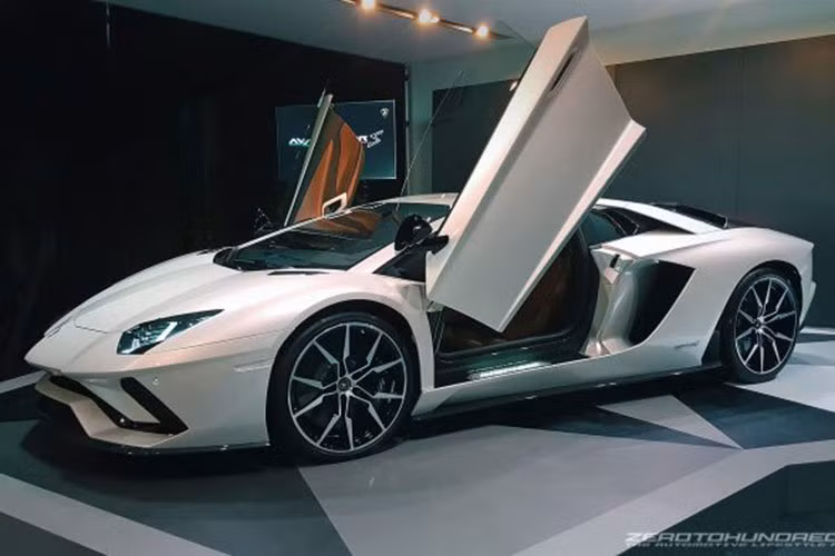 Siêu xe Lamborghini Aventador S vưà được mắt vào hồi cuối tháng 12 năm ngoái. Đến nay, sau 2 tháng, hãng Lamborghini đã nhanh tay giới thiệu Aventador S tại thị trường Đông Nam Á nói chung và Malaysia nói riêng. Mẫu siêu xe mới này trên thực tế chính là phiên bản nâng cấp của dòng Lamborghini Aventador quen thuộc.