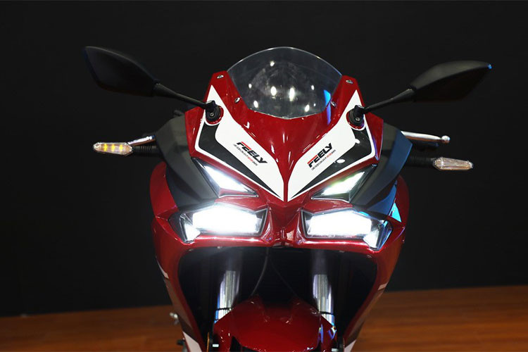 Nhìn ngang mẫu xe Trung Quốc chưa thực sự đẹp, vẫn còn gãy khúc không đồng đều, Tuy nhiên phần đầu của chiếc xe này lại gây sự ngạc nhiên lớn cho người đối diện khi nó sở hữu dàn đèn full led cùng dàn ốp nhựa được thiết kế mang đậm phong cách Honda CBR250RR mới.