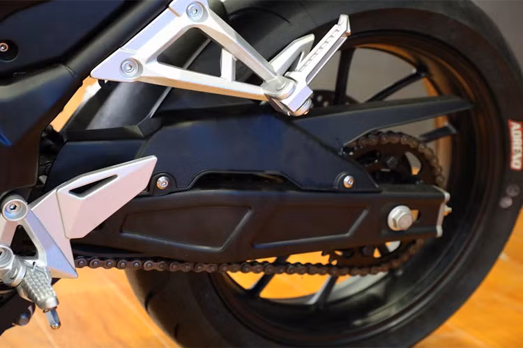 Xe sử dụng bộ lốp xe lớn hơn so với Honda CBR250RR, cụ thể lốp trước có kích thước 120/70-17 và sau 160/60-17 so với 110/70-17 và 140/70-17 của CBR250RR “hàng xịn”. Cùng với đó là trang bị phuộc Upside down phía trước, cùng phuộc đơn monoshock phía sau.