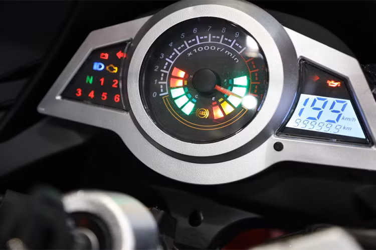 Bảng điều khiển trung tâm kết hợp giữa đồng hồ analog báo tốc độ tua máy và kỹ thuật số để hiển thị thông số vận tốc cũng như lượng xăn... mang thiết kế "hao hao" giống những chiếc xe môtô thể thao hiện nay, tuy nhiên nó lại mang màu sắc khá loè loẹt và thiếu sức sáng tạo.