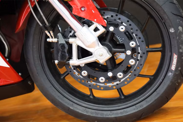 Ngoài ra, mẫu xe Feely Phantom 450 nhái Honda CBR250RR này còn được nhà sản xuất Trung Quốc trang bị hệ thống phanh đĩa đôi phía trước cùng đĩa đơn phía sau đi cùng hệ thống chống bó cứng phanh ABS đầy đủ. Dung tích bình xăng 14.5 lít và trọng lượng xe ở mức 156 kg.