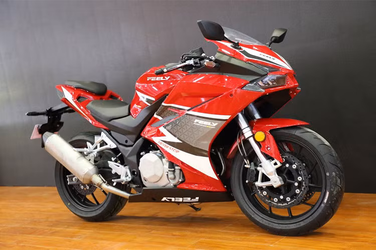 Mẫu xe Honda CBR250RR nhái tại Trung Quốc nhái thiết kế y hệt bản gốc của hãng xe đình đám Nhật Bản, nhưng với tên gọi khác là Feely Phantom 450. Dù đã cố tình copy thiết kế mẫu xe CBR250RR đang rất hot tại nhiều thị trường Châu Á hiện nay nhưng mẫu xe của Trung Quốc vẫn mang diện mạo khá thô kệch so với bản gốc.