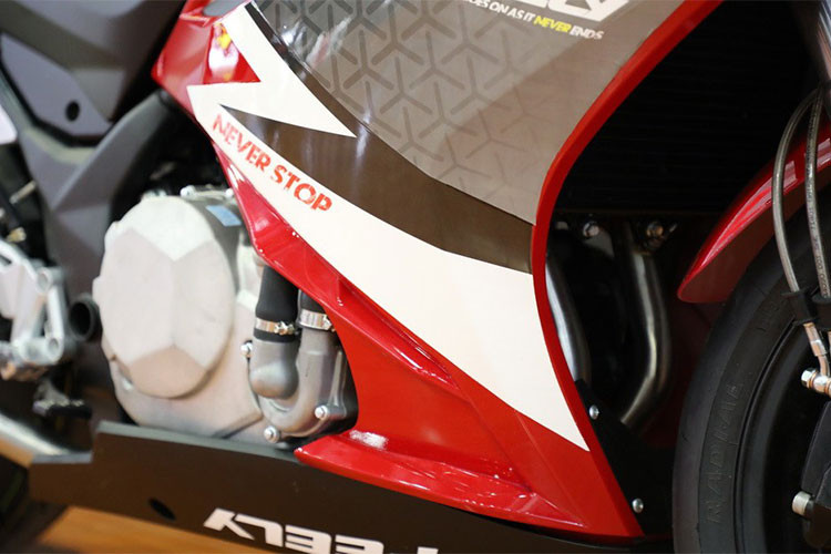 Dù được trang bị động cơ dung tích gần gấp đôi Honda CBR250RR nhưng công suất của mẫu xe môtô Feely Phantom 450 này vẫn thấp hơn (30 so với 38 mã lực trên Honda CBR250RR hàng xịn của Nhật Bản).