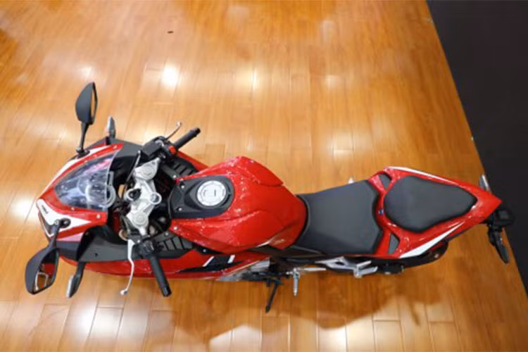 Về tổng thể thiết kế, có thể thấy từ ngoại hình cho đến dàn áo của mẫu xe môtô thể thao này đều được thiết kế với ý tưởng khá tương đồng với mẫu Honda CBR250RR, điểm khác biệt lớn nhất là xe sở hữu nhiều màu sắc khác nhau cùng tem mang nhãn hiệu xe Feely để khách hàng nhận biết.