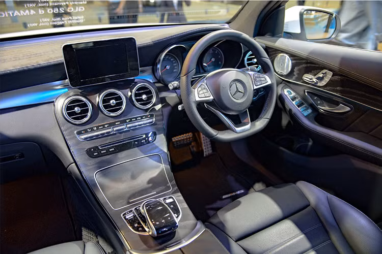 Nội thất của Mercedes GLC Coupe 2017 được bọc da ở ghế ngồi, bảng điều khiển, vô-lăng... một số chi tiết khác làm từ kim loại mạ chrome sáng. Xe còn được trang bị màn hình giải trí 7 inch, hệ thống âm thanh vòm Burmester; ghế trước chỉnh điện nhiều hướng; hệ thống điều hòa tự động trước, sau; cửa sổ trời...