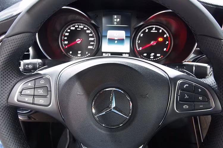 GLC Coupe sẽ sở hữu hệ thống treo thể thao tiêu chuẩn bao gồm hệ thống DYNAMIC SELECT với 5 chế độ ECO, COMFORT, SPORT, SPORT+ và INDIVIDUAL. Hai hệ thống treo tùy chọn khác thì sẽ có thêm DYNAMIC BODY CONTROL và AIR BODY CONTROL..