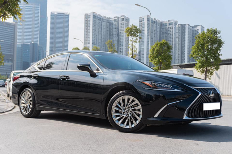 Những chiếc xe sang Lexus ES 250 phiên bản 2021 được phân phối và ra mắt chính hãng tại Việt Nam hồi cuối năm 2020. Mặc dù dòng xe Lexus có tiếng là luôn giữ giá, tuy nhiên khá ngạc nhiên khi trên thị trường ôtô cũ Hà Nội những chiếc ES 250 "chạy lướt" có mức giá không hề rẻ, thậm chí còn đắt hơn xe mới "đập thùng". 