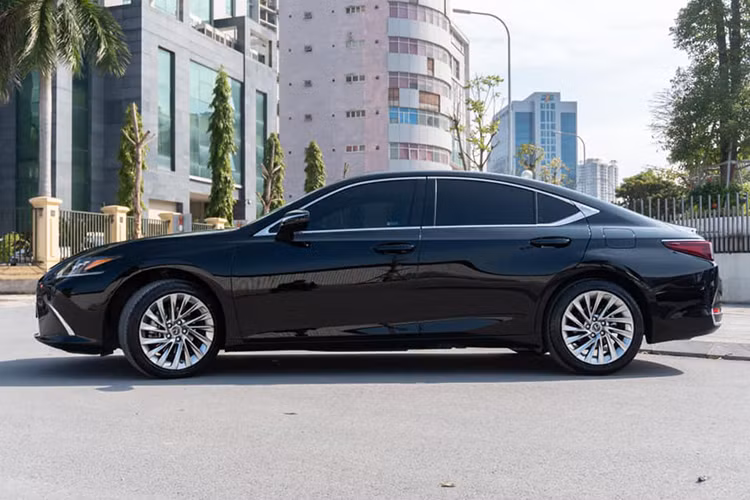 Đơn cử như chiếc sedan hạng sang Lexus ES 2021 chạy lướt trong bài viết này, xe đã sử dụng khoảng hơn 1 năm và lăn bánh trên 8000 km tuy nhiên mức giá cũng không hề rẻ. Cụ thể giá xe Lexus ES 2021 chạy lướt đã ra biển này được chủ xe chào bán khoảng 2,67 tỷ đồng, trong khi giá xe ES mới chính hãng tại Việt Nam được niêm yết 2,55 tỷ đồng.