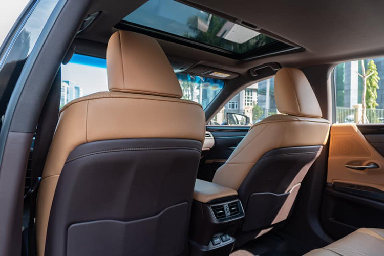 Lexus ES 2021 được trang bị động cơ xăng 4 xy lanh thẳng hàng, dung tích 2.5L cho công suất tối đa 204 mã lực và mô men xoắn cực đại 243 Nm. Đi cùng với đó là hộp số tự động 8 cấp cho cảm giác chuyển số mượt mà êm ái. Mức tiêu thụ nhiên liệu trung bình được Lexus đưa ra là 6,6L/100km.