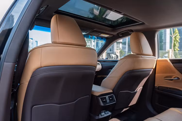 Lexus ES 2021 được trang bị động cơ xăng 4 xy lanh thẳng hàng, dung tích 2.5L cho công suất tối đa 204 mã lực và mô men xoắn cực đại 243 Nm. Đi cùng với đó là hộp số tự động 8 cấp cho cảm giác chuyển số mượt mà êm ái. Mức tiêu thụ nhiên liệu trung bình được Lexus đưa ra là 6,6L/100km.