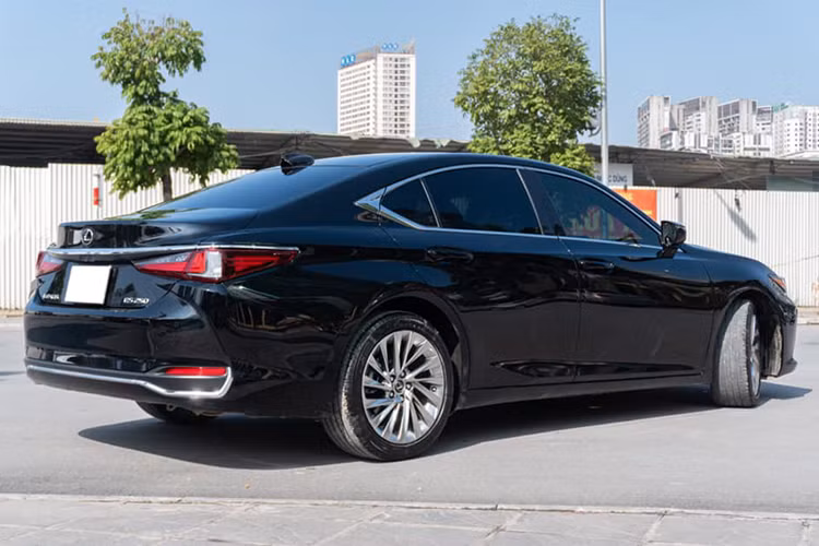 Lexus ES 2021 sở hữu kích thước dài hơn 65mm, rộng hơn 45mm nhưng thấp hơn 5mm so với thế hệ trước. Phần đầu xe nổi bật với mặt ca lăng hình con suốt kết hợp hoàn hảo với viền ca lăng mạ chrome sáng bóng. Cụm đèn pha projector với dải đèn ban ngày hình chữ L đặc trưng, đặc biệt phiên bản năm 2021 được cải tiến với 3 bóng LED (thay vì 2 như trước kia) đem lại khả năng chiếu sáng hiệu quả hơn.