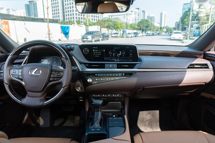 Bước vào khoang lái của Lexus ES 2021 sở hữu vẻ sang trọng của chiếc sedan Nhật Bản không phải kiểu bóng bẩy mà nhẹ nhàng tinh tế, thậm chí có thể dùng từ đơn giản. Cụm điều khiển trung tâm rất ít nút bấm, nổi bật với màn hình giải trí 12.3 inch với tone màu hiển thị chủ đạo là xanh nước biển, đem lại cảm giác êm dịu thư thái.