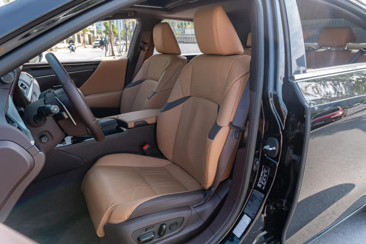 Về chức năng giải trí, Lexus ES 2021 sở hữu hệ thống 10 loa Lexus Premium Sound System, hỗ trợ một số nguồn phát thông dụng như AM/FM/USB/AUX/Bluetooth, bổ sung khả năng kết nối smartphone như Apple CarPlay hay Android Auto. Hành khách có thể sạc điện thoại không dây với chuẩn Qi trên xe, tương thích với nhiều thiết bị.