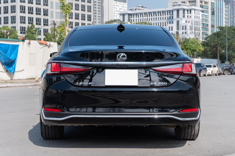 ES 2021 được bổ sung hệ thống phanh an toàn khi đỗ xe PKSB (Parking Support Brake). Hệ thống quản lý thông tin từ cảm biến đỗ xe xung quanh, cảm biến radar của Hệ thống cảnh báo va chạm khi lùi (RCTA), hình ảnh từ camera, qua đó cảnh báo người lái về va chạm có thể xảy ra với vật thể tĩnh, với xe đang di chuyển từ phía sau, hay với người đi bộ,… Nếu người lái không đạp phanh, hệ thống sẽ phanh tự động để tránh va chạm.