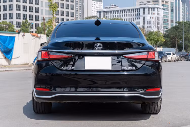 ES 2021 được bổ sung hệ thống phanh an toàn khi đỗ xe PKSB (Parking Support Brake). Hệ thống quản lý thông tin từ cảm biến đỗ xe xung quanh, cảm biến radar của Hệ thống cảnh báo va chạm khi lùi (RCTA), hình ảnh từ camera, qua đó cảnh báo người lái về va chạm có thể xảy ra với vật thể tĩnh, với xe đang di chuyển từ phía sau, hay với người đi bộ,… Nếu người lái không đạp phanh, hệ thống sẽ phanh tự động để tránh va chạm.