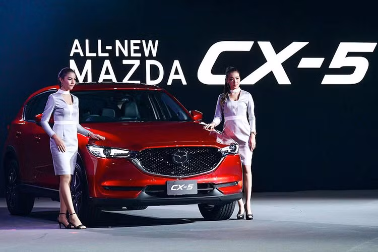 Bên cạnh những cải tiến ở vận hành được trang bị, Mazda CX-5 phiên bản 2018 này cũng sở hữu thêm nhiều nâng cấp về mặt ngoại thất với thiết kế cứng cáp, mạnh mẽ và thể thao hơn so với thế hệ tiền nhiệm trước đây, đồng thời được lấy cảm hứng từ “đàn anh” Mazda CX-9.