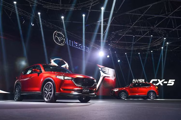 Dù bước sang thế hệ mới với nội ngoại thất được thiết kế lại, song CX-5 mới vẫn sử dụng khung sàn, động cơ và hộp số của mẫu tiền nhiệm. Tại thị trường Thái Lan, có 5 phiên bản của CX-5 mới với các mức trang bị tiện nghi khác nhau, nhưng chỉ có 2 lựa chọn động cơ (máy xăng 2.0 và máy dầu 2.2), dẫn động 2 bánh trước hoặc 4 bánh.