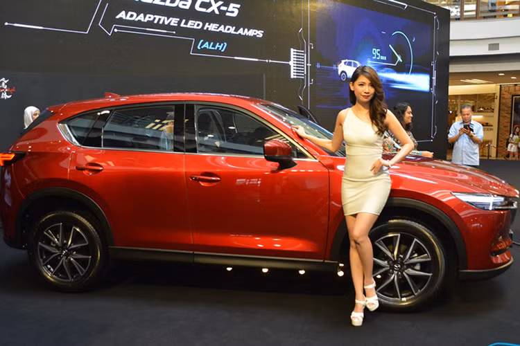 Các phiên bản động cơ của mẫu xe Mazda CX-5 phiên bản 2018 đều kết hợp với hộp số tự động 6 cấp (tỉ số truyền khác nhau với động cơ xăng và diesel), dẫn động cầu trước và riêng bản XDL là dẫn động 2 cầu AWD. Tại thị trường Thái Lan, mẫu xe CX-5 hoàn toàn mới, Mazda cũng đặt mục tiêu bán 7.200 xe/năm và tăng trưởng 100%.