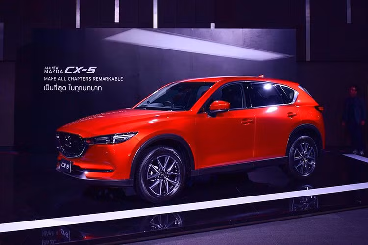 Trang bị an toàn trên Mazda CX-5 thế hệ mới cũng được đánh giá cao như hệ thống cảnh báo điểm mù, hỗ trợ phanh thông minh. Ngoài ra, các phiên bản cao cấp còn hỗ trợ tính năng giám sát làn đường, màn hình hiển thị HUD. Tại thị trường Thái Lan, có 5 phiên bản của CX-5 mới với các mức trang bị tiện nghi khác nhau, nhưng chỉ có 2 lựa chọn động cơ (máy xăng 2.0 và máy dầu 2.2), dẫn động 2 bánh trước hoặc 4 bánh. 