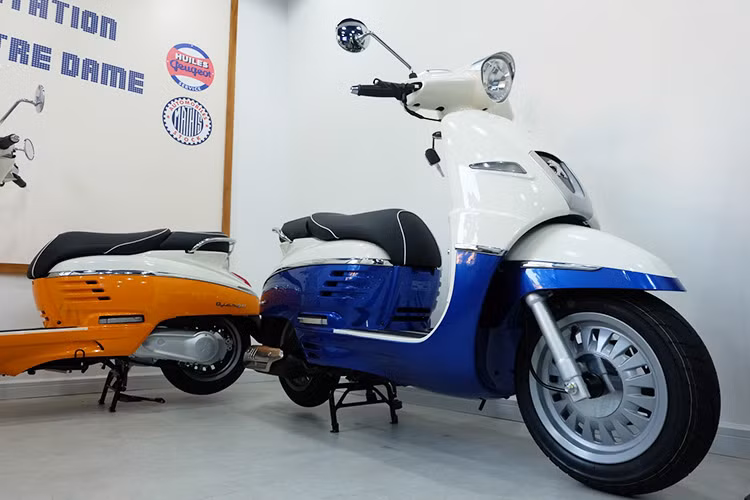  Mẫu xe Peugeot Scooters mang đến một thay đổi quan trọng trong thiết kế với sự bứt phá trong những xu hướng đương đại, mang đến sự kết hợp giữa truyền thống và hiện đại. Tất cả tạo nên Django, một xe tay ga với thiết kế hiện đại nhưng vẫn giữ được chất cổ điển