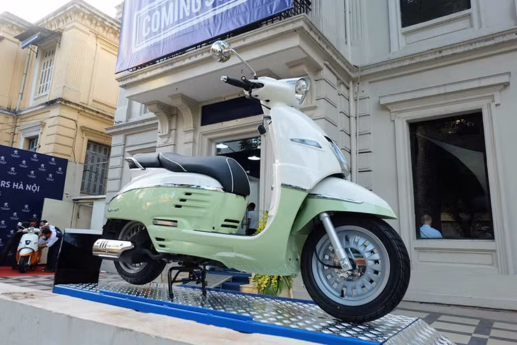 Xe sử dụng phanh đĩa cả trước và sau cùng công nghệ phanh kết hợp SBC giúp tăng tính an toàn. Bánh xe có đường kính 12 inch, sử dụng cả chung lốp trước, sau có cùng kích cỡ 120/70 R12. Ngoài ra, xe còn được bổ sung công tắc chân chống tắt máy.