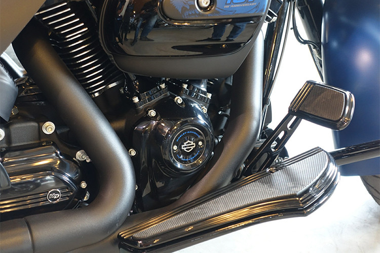 Bên cạnh đó, vành trước của xe có đường kính 19 inch, sử dụng lốp 130/60/19. Giống như Street Glide bản thường, phiên bản đặc biệt này cũng có phuộc Showa cải tiến và hệ thống phanh đã được nâng cấp với heo Brembo Reflex Linked. Tuy nhiên bộ mâm này được nâng cấp bằng loại tuỳ chọn sơn đen bóng đẹp mắt hơn rất nhiều.