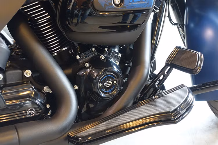 Bên cạnh đó, vành trước của xe có đường kính 19 inch, sử dụng lốp 130/60/19. Giống như Street Glide bản thường, phiên bản đặc biệt này cũng có phuộc Showa cải tiến và hệ thống phanh đã được nâng cấp với heo Brembo Reflex Linked. Tuy nhiên bộ mâm này được nâng cấp bằng loại tuỳ chọn sơn đen bóng đẹp mắt hơn rất nhiều.