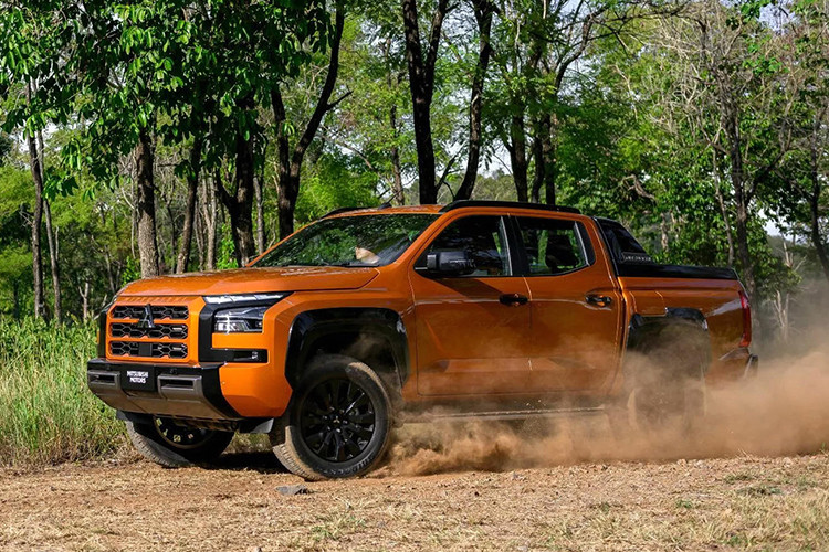 Trong suốt thời gian qua, Mitsubishi Triton thường xuyên là mẫu xe bán chạy thứ 2 trong phân khúc xe bán tải tại Việt Nam. Trong 4 tháng đầu năm nay, mẫu xe này đã đạt doanh số cộng dồn 579 xe, thấp hơn đáng kể so với "ông hoàng phân khúc" Ford Ranger (4.824 xe). Sự xuất hiện của thế hệ mới có thể sẽ giúp Mitsubishi Triton cải thiện sức bán.