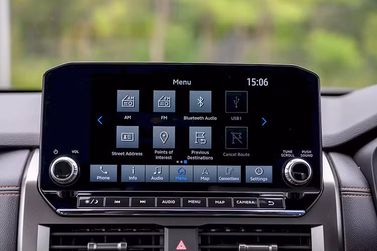 Bên trong xe, Mitsubishi Triton đã được bổ sung nhiều trang bị mới. Có thể kể đến một số trang bị nổi bật của xe như vô lăng chỉnh 4 hướng, ghế lái chỉnh điện, bảng đồng hồ với màn hình đa thông tin 7 inch,...