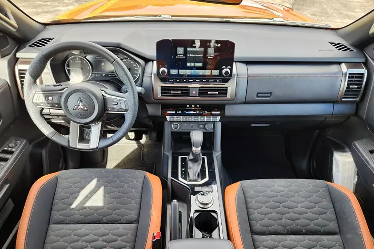 Ở phiên bản Athlete cao cấp, xe sẽ có đặc điểm nhận dạng là màu sơn cam Yamabuki Orange Metallic đặc trưng. Nổi bật trên nền cam là hàng loạt chi tiết ngoại thất màu đen bóng như ốp chữ "C" ngược trên đầu xe, ốp trên cản trước/sau, ốp cua lốp, ốp gương chiếu hậu, tay nắm cửa, vành la-zăng, baga nóc và thanh thể thao trên thùng hàng.