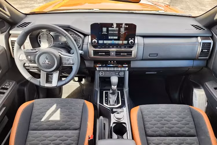 Ở phiên bản Athlete cao cấp, xe sẽ có đặc điểm nhận dạng là màu sơn cam Yamabuki Orange Metallic đặc trưng. Nổi bật trên nền cam là hàng loạt chi tiết ngoại thất màu đen bóng như ốp chữ "C" ngược trên đầu xe, ốp trên cản trước/sau, ốp cua lốp, ốp gương chiếu hậu, tay nắm cửa, vành la-zăng, baga nóc và thanh thể thao trên thùng hàng.