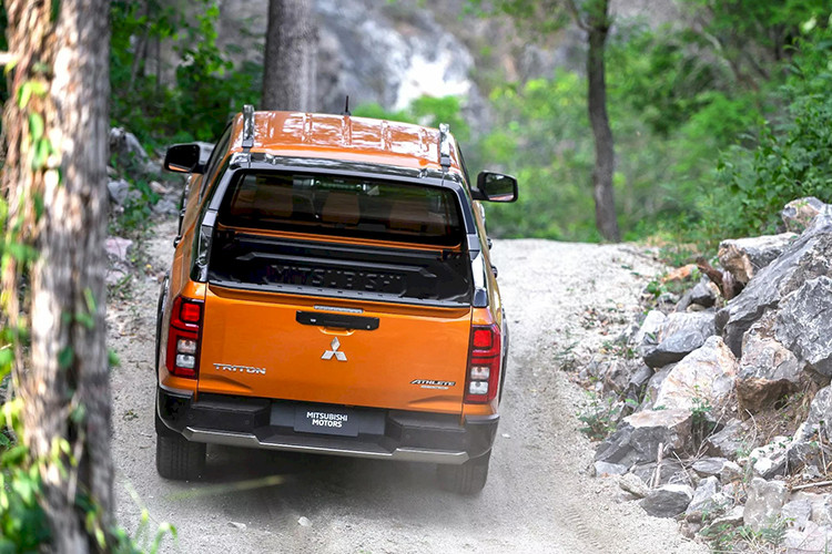 Các bản thấp của xe sẽ dùng hệ thống lái trợ lực điện thủy lực và hệ dẫn động 4 bánh Easy Select 4WD. Riêng bản Athlete sẽ có 7 chế độ lái, hệ thống lái trợ lực điện điện tử và hệ dẫn động 4 bánh Super Select II 4WD, cho phép chuyển đổi từ 2H sang 4H.