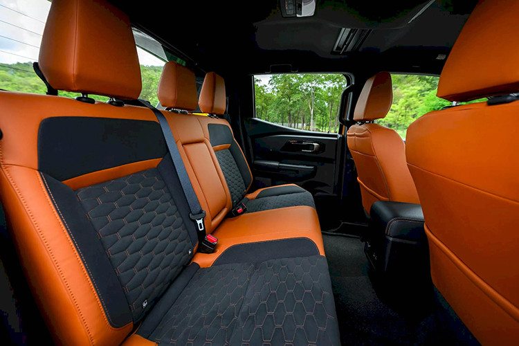 Không chỉ tiện nghi hơn, xe còn được cải thiện về mặt an toàn với những trang bị như camera 360 độ, 7 túi khí, hệ thống hỗ trợ đổ đèo, hỗ trợ khẩn cấp khi đạp nhầm chân ga, giảm thiểu va chạm phía trước, cảnh báo điểm mù, hỗ trợ chuyển làn đường, cảnh báo phương tiện cắt ngang phía sau, cảnh báo lệch làn đường và đèn pha tự động. 