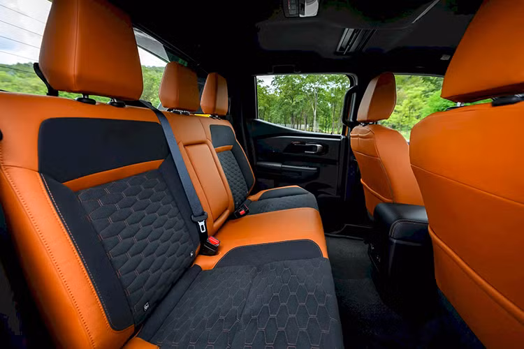 Không chỉ tiện nghi hơn, xe còn được cải thiện về mặt an toàn với những trang bị như camera 360 độ, 7 túi khí, hệ thống hỗ trợ đổ đèo, hỗ trợ khẩn cấp khi đạp nhầm chân ga, giảm thiểu va chạm phía trước, cảnh báo điểm mù, hỗ trợ chuyển làn đường, cảnh báo phương tiện cắt ngang phía sau, cảnh báo lệch làn đường và đèn pha tự động. 