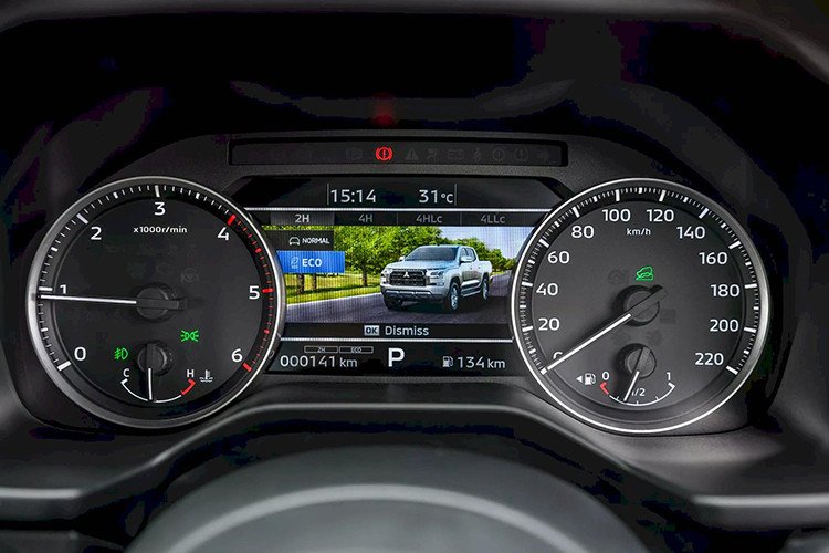 Xe có thêm màn hình cảm ứng trung tâm 9 inch, hỗ trợ kết nối Apple CarPlay không dây/Android Auto có dây, điều hòa tự động 2 vùng, cửa gió dành cho hàng ghế sau, sạc điện thoại không dây và cổng USB Type A/Type C.