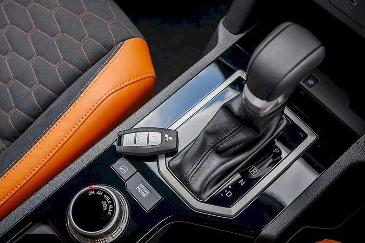 Nằm bên dưới nắp ca-pô của mẫu xe bán tải này là 2 tùy chọn động cơ. Đầu tiên là động cơ diesel MIVEC tăng áp đơn, dung tích 2.4L với công suất tối đa 183 mã lực tại tua máy 3.500 vòng/phút và mô-men xoắn cực đại 430 Nm tại dải tua máy 2.250 - 2.500 vòng/phút.