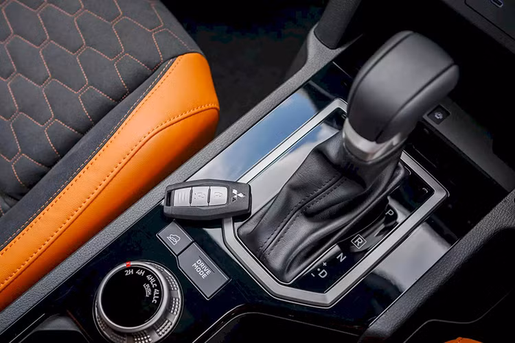 Nằm bên dưới nắp ca-pô của mẫu xe bán tải này là 2 tùy chọn động cơ. Đầu tiên là động cơ diesel MIVEC tăng áp đơn, dung tích 2.4L với công suất tối đa 183 mã lực tại tua máy 3.500 vòng/phút và mô-men xoắn cực đại 430 Nm tại dải tua máy 2.250 - 2.500 vòng/phút.