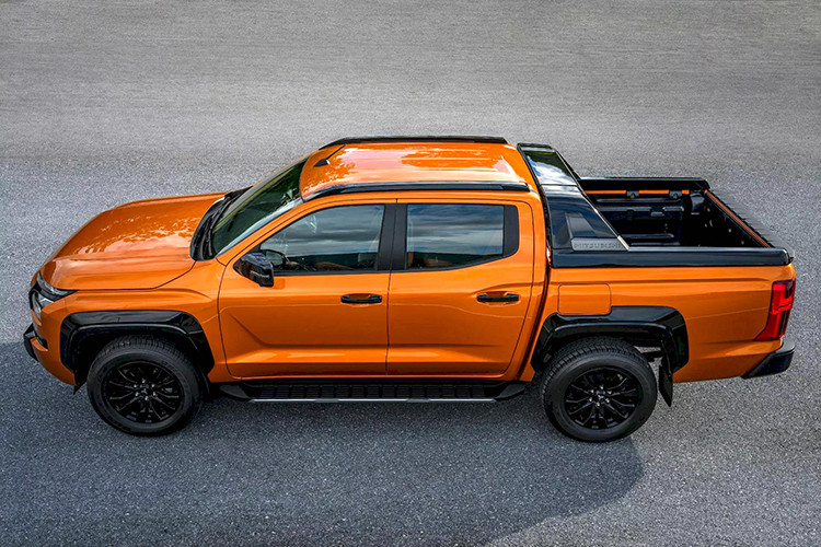 Theo thông tin từ đại lý, Mitsubishi Triton thế hệ mới tại Việt Nam sẽ tiếp tục được nhập khẩu nguyên chiếc từ Thái Lan tương tự đời cũ. Thời gian ra mắt và giao xe dự kiến sẽ là tháng 9 năm nay. Tại Thái Lan, Mitsubishi Triton thế hệ thứ ba có giá khởi điểm từ 565.000 baht (385 triệu đồng) cho biến thể khung gầm cabin đơn 2.4L Active và cao nhất ở mức 1.298.000 baht (885 triệu đồng)