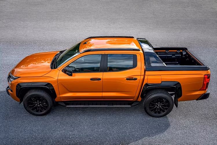 Theo thông tin từ đại lý, Mitsubishi Triton thế hệ mới tại Việt Nam sẽ tiếp tục được nhập khẩu nguyên chiếc từ Thái Lan tương tự đời cũ. Thời gian ra mắt và giao xe dự kiến sẽ là tháng 9 năm nay. Tại Thái Lan, Mitsubishi Triton thế hệ thứ ba có giá khởi điểm từ 565.000 baht (385 triệu đồng) cho biến thể khung gầm cabin đơn 2.4L Active và cao nhất ở mức 1.298.000 baht (885 triệu đồng)