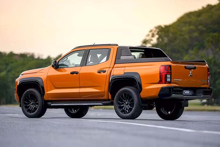 Tương tự kích thước, thiết kế ngoại thất của mẫu xe bán tải này cũng thay đổi đáng kể. Được áp dụng thiết kế Beast Mode mới, Mitsubishi Triton thế hệ thứ 6 sở hữu lưới tản nhiệt hình chữ nhật. Bên cạnh đó là cụm đèn 2 tầng với dải đèn LED định vị ban ngày nằm trên và đèn pha được đặt bên dưới.