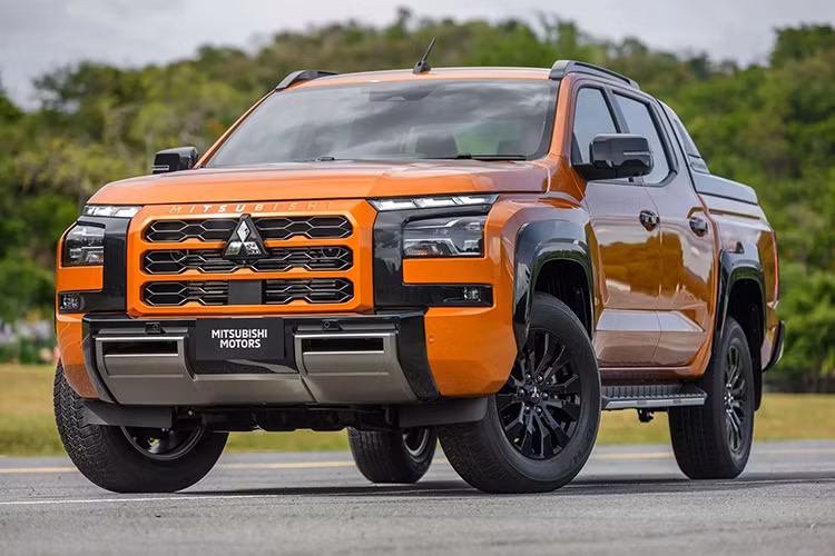 Vào hồi cuối tháng 3/2024, một chiếc xe bán tải Mitsubishi Triton 2024 mới đã bị bắt gặp khi đang chạy thử trên đường phố Việt Nam. Đến nay, đại lý Mitsubishi tại Việt Nam đã bắt đầu nhận cọc cho mẫu xe này. Theo một số nguồn tin không chính thức, mẫu xe này có giá dự đoán từ khoảng 650 triệu đồng.