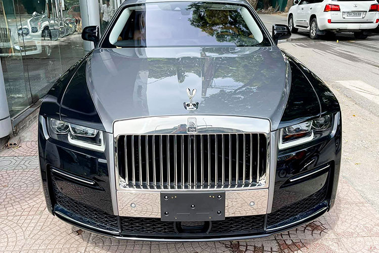 Mặc dù đã có đơn vị phân phối chính hãng tại Việt Nam thế nhưng chiếc xe siêu sang Rolls-Royce Ghost 2021 thế hệ mới đầu tiên về Việt Nam lại bởi một doanh nghiệp nhập khẩu tư nhân tại Hà Nội. Xe thuộc phiên bản EWB trục cơ sở dài, ngoại thất sơn 2 màu, cấu hình 4 chỗ ngồi.