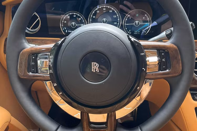 Những trang bị tiện nghi được Rolls-Royce cung cấp cho Ghost mới bao gồm hệ thống âm thanh cao cấp 18 loa, công suất 1.300 watt và trần xe bầu trời sao Starlight Headliner mới. Xe còn có một tủ lạnh chứa rượu sâm panh được đặt giữa hàng ghế sau, với hai chế độ cài đặt - 6 độ C cho rượu sâm banh thông thường và 11 độ cho những loại rượu cổ điển.