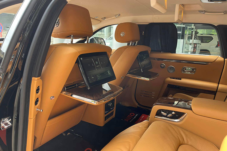 Ghost 2021 tiếp tục được trang bị hệ thống iDrive của BMW với màn hình thông tin giải trí và bảng đồng hồ đo kỹ thuật số. Xe cũng có tất cả các công nghệ mới nhất, bao gồm điểm phát sóng WiFi, hệ thống camera 360 độ, màn hình HUD và hỗ trợ đỗ xe, hệ thống 4 camera với tầm nhìn toàn cảnh, kiểm soát hành trình chủ động, cảnh báo va chạm, cảnh báo phương tiện cắt ngang phía sau, cảnh báo chệch làn và chuyển làn…