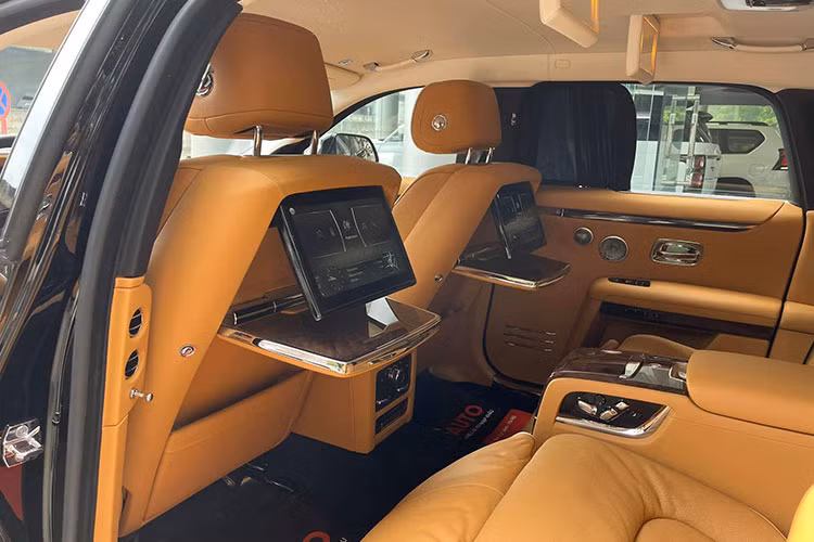 Ghost 2021 tiếp tục được trang bị hệ thống iDrive của BMW với màn hình thông tin giải trí và bảng đồng hồ đo kỹ thuật số. Xe cũng có tất cả các công nghệ mới nhất, bao gồm điểm phát sóng WiFi, hệ thống camera 360 độ, màn hình HUD và hỗ trợ đỗ xe, hệ thống 4 camera với tầm nhìn toàn cảnh, kiểm soát hành trình chủ động, cảnh báo va chạm, cảnh báo phương tiện cắt ngang phía sau, cảnh báo chệch làn và chuyển làn…